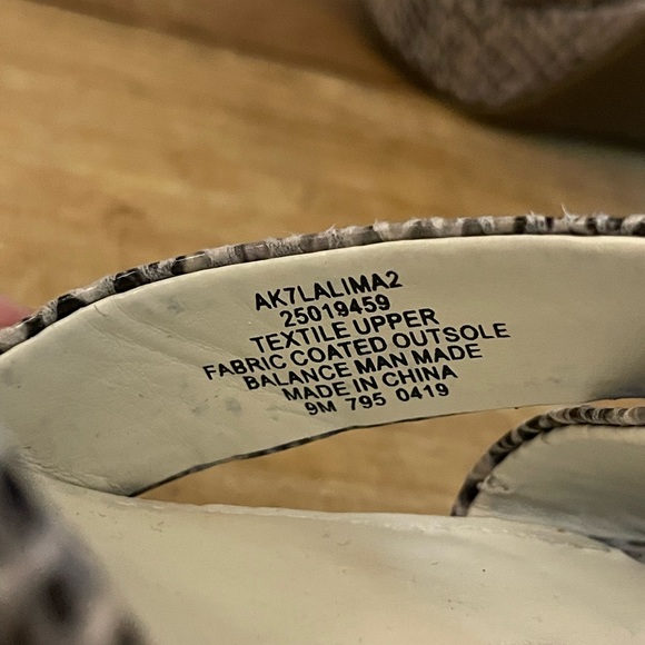 ANNE KLEIN SNAKESKIN HEELS SIZE 9 - Picture 5 of 6